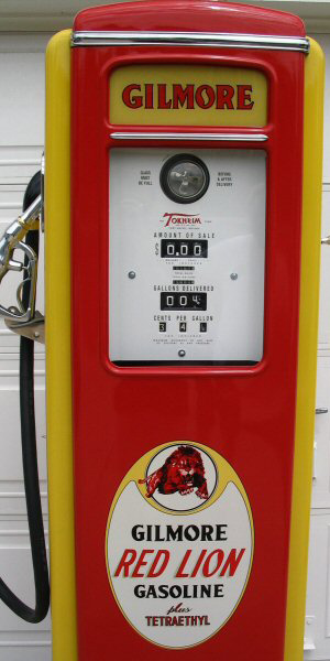 Tokheim Roar With Gilmore Gasoline Pump - Front Details